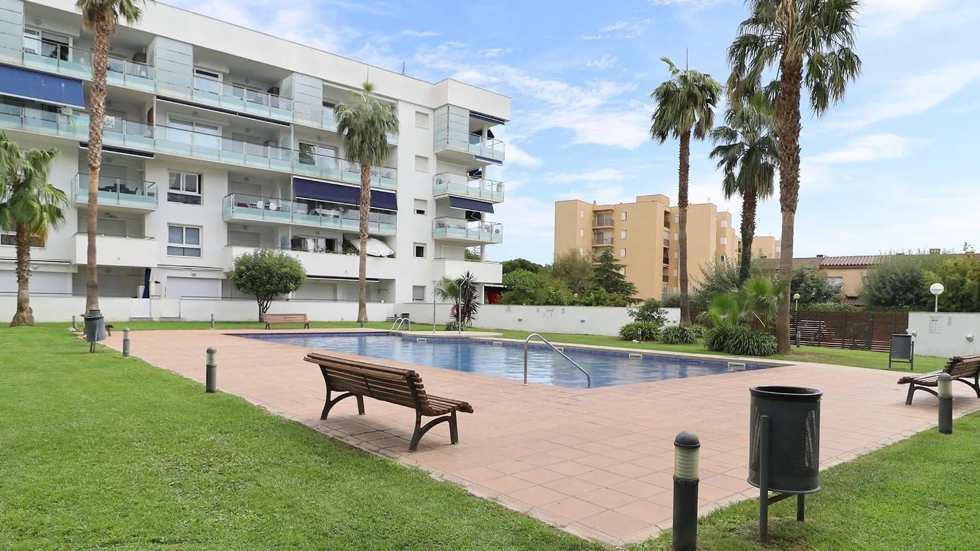 Lejlighed Alquiler Apartamento En Residencial Porto Marina,Roses, Para Los Amantes De La Bicicleta, El Running, Los Paseos, El Sol Y El Relax Junto A La Piscina, Un Entorno De Parques Naturales, Playas Y Ambiente Vacacional - Es-366-1